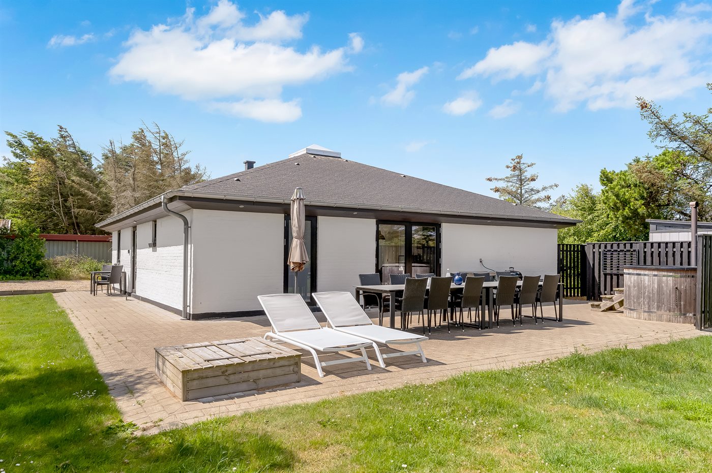 Nordseezauber: Modernes Ferienhaus mit Whirlpool und Meerblick