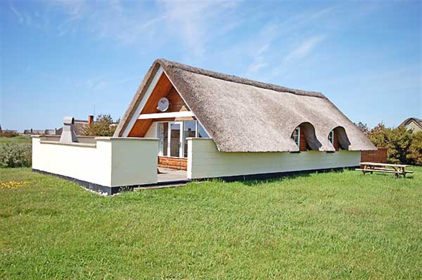 Reetdachhaus mit Sauna, Meerblick & Terrasse in Klegod
