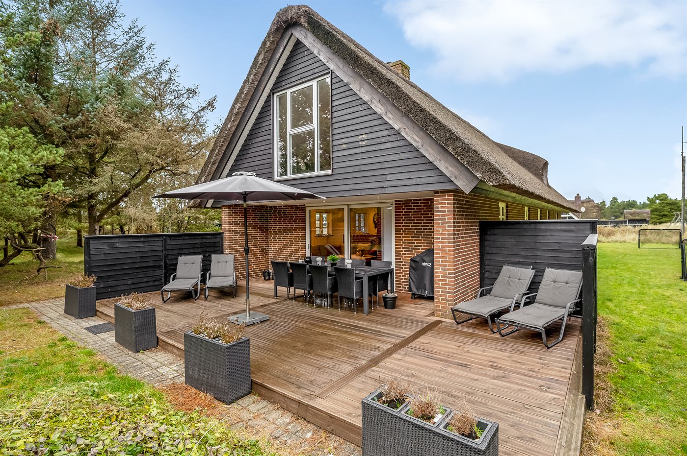 Abenteuer & Entspannung: Großes Ferienhaus mit Waldspielplatz