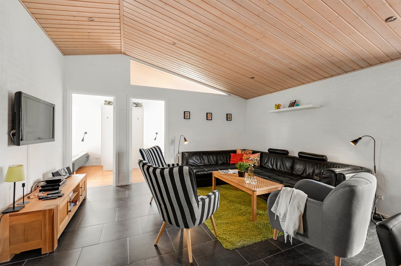 Großzügiges Ferienhaus mit Sauna, Aktivraum und viel Natur - Bild 3