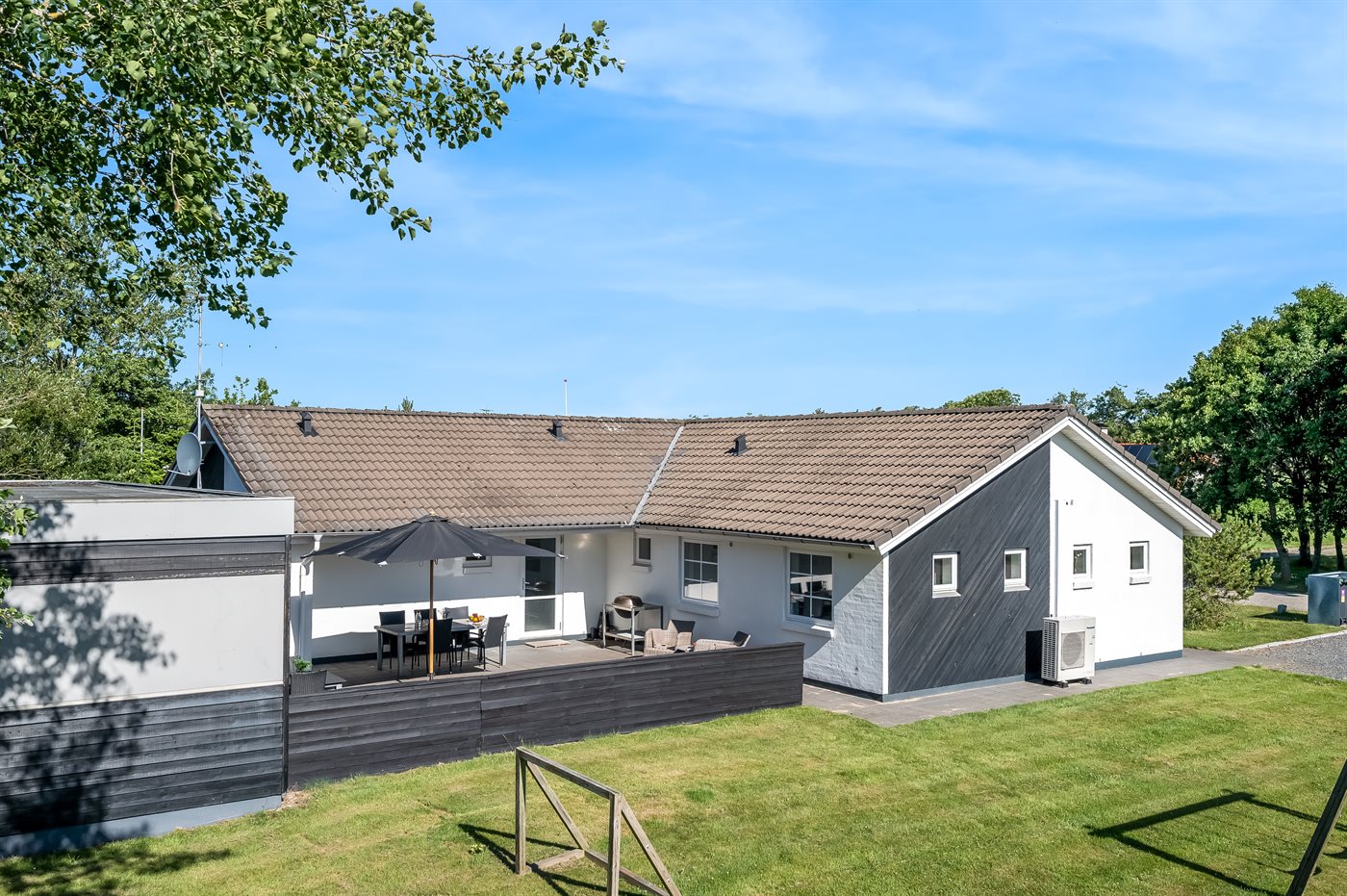 Pool, Sauna &amp; Meerblick – Familienurlaub in Blåvand