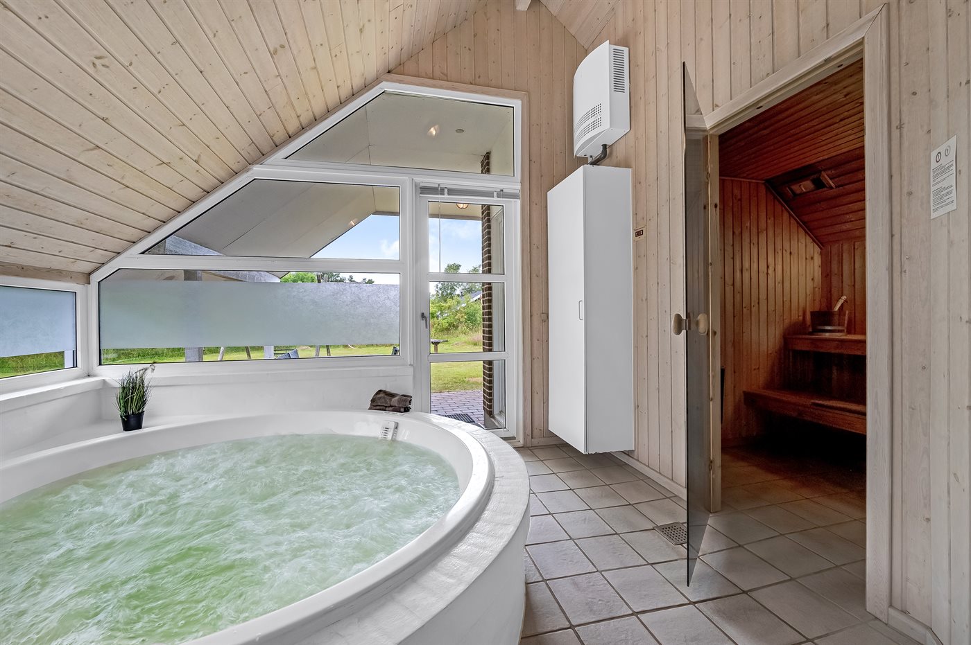 Entspanne im Architektenhaus mit Sauna und Whirlpool! - Bild 5