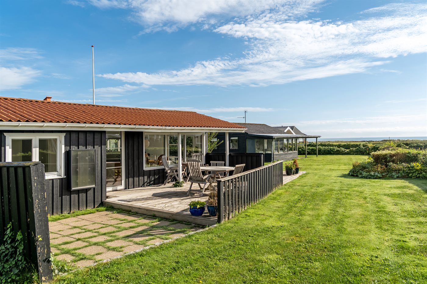 Strandnahes Ferienhaus mit Sauna, Kamin und Meerblick in Sæby
