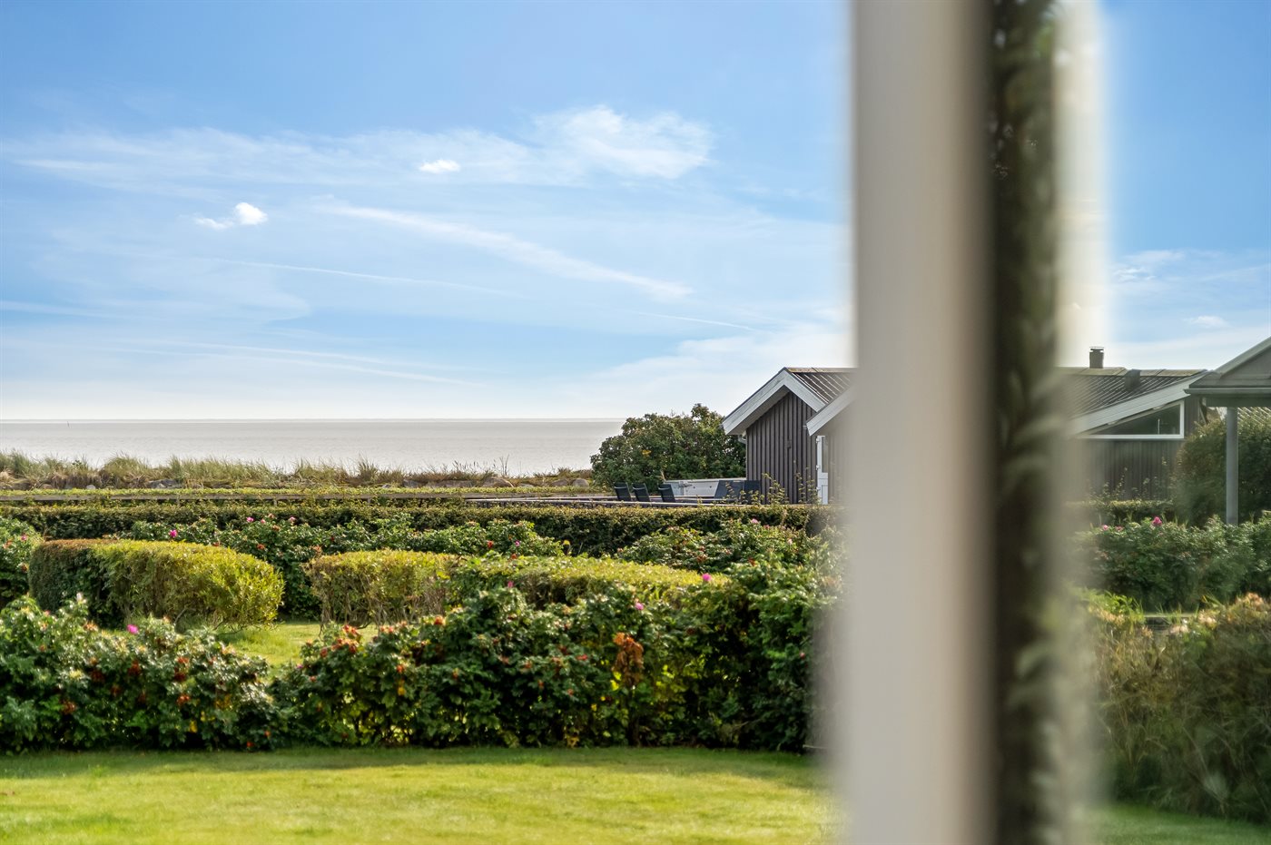 Strandnahes Ferienhaus mit Sauna, Kamin und Meerblick in Sæby - Bild 2