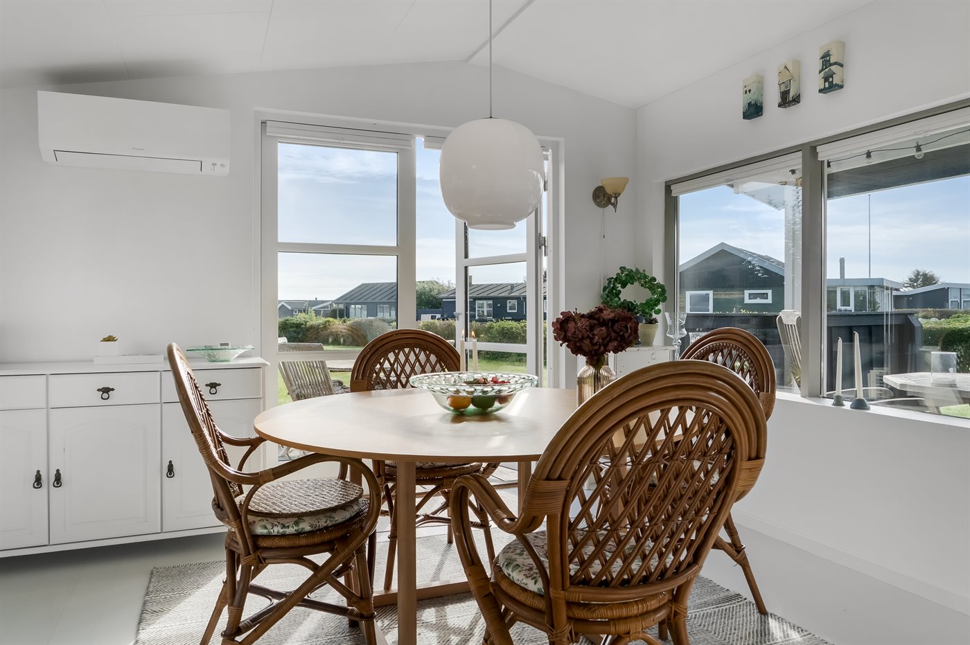 Strandnahes Ferienhaus mit Sauna, Kamin und Meerblick in Sæby - Bild 4