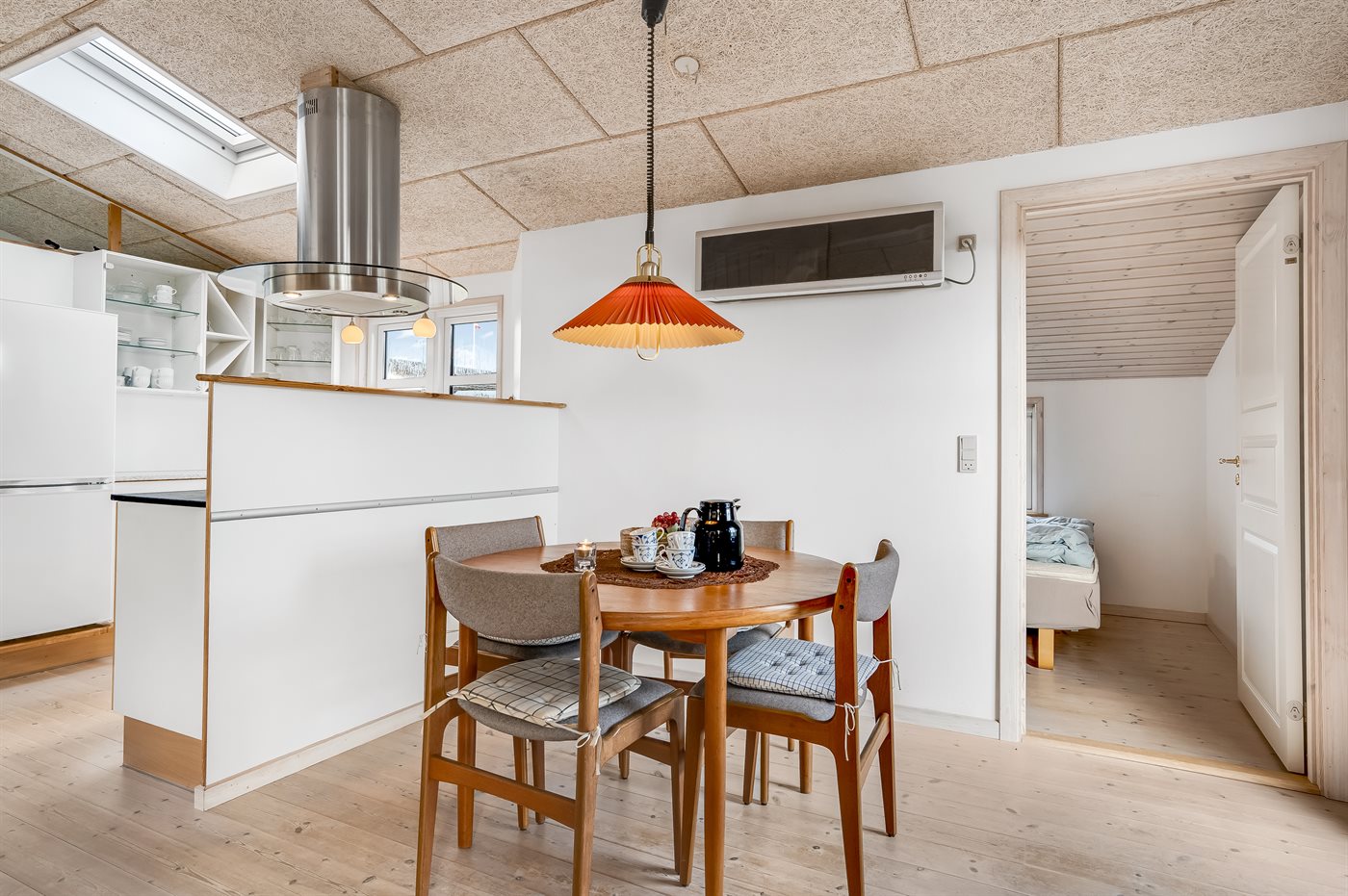 Strandnahes Ferienhaus mit Sauna, Kamin und Meerblick in Säby - Bild 4