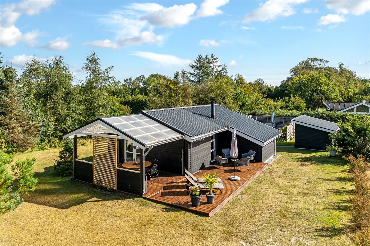 Strandnahes Ferienhaus mit Sauna, Kamin &amp; großem Garten in Lyngsaa