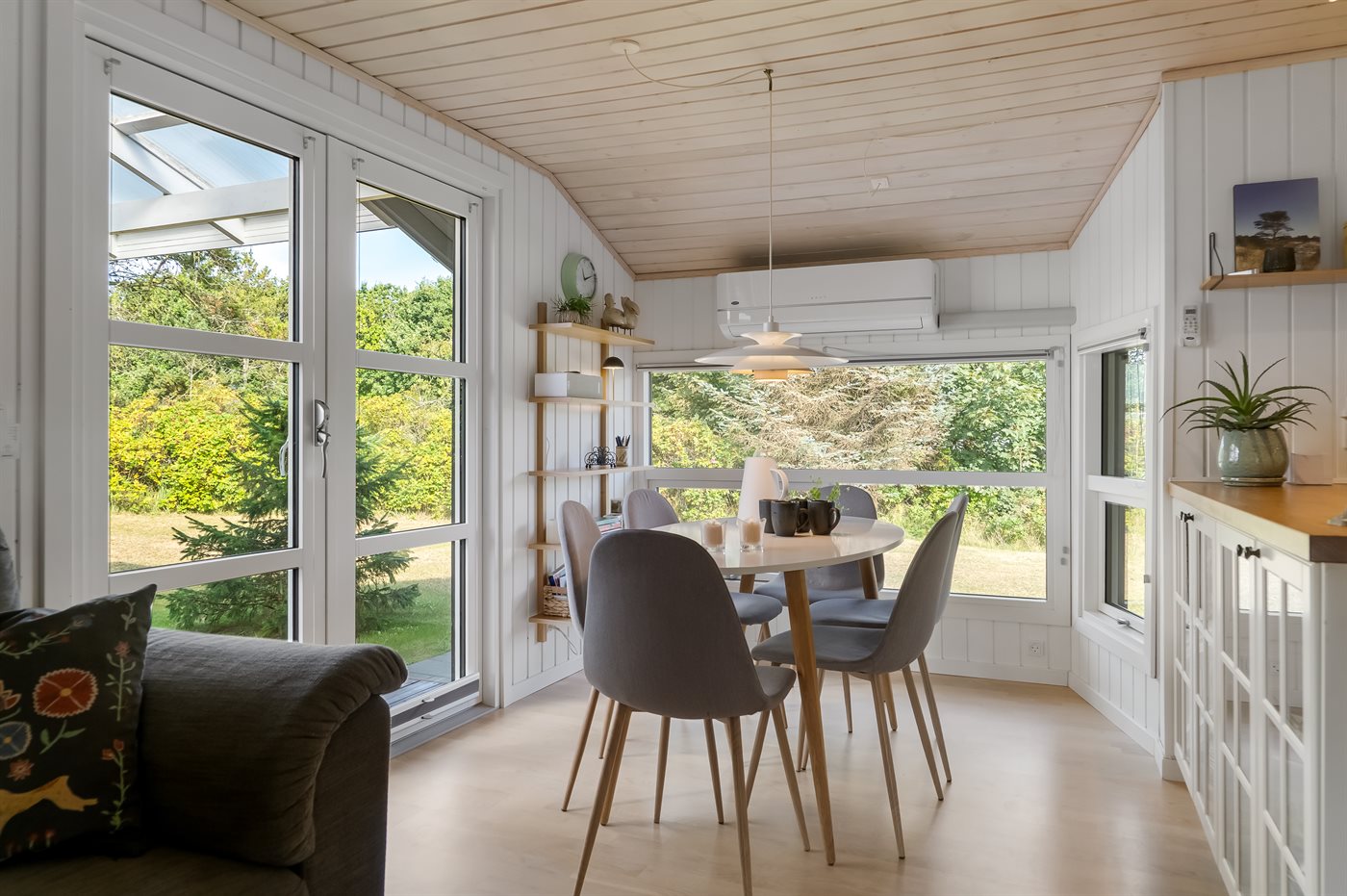 Strandnahes Ferienhaus mit Sauna, Kamin & großem Garten in Lyngsaa - Bild 3