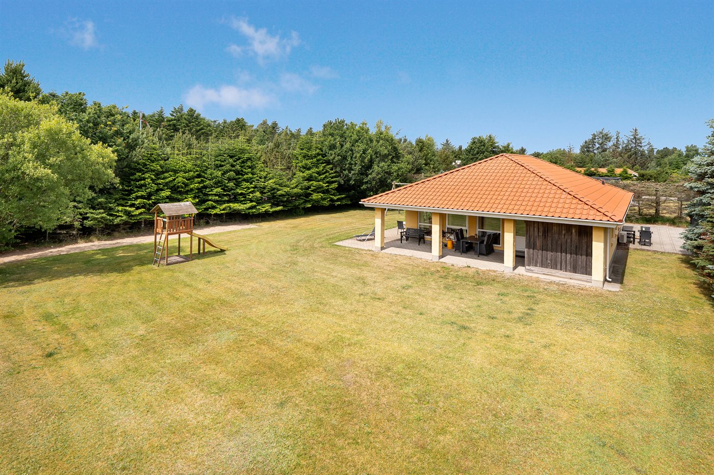 Geräumiges Ferienhaus mit Sauna &amp; großem Garten in Strandnähe