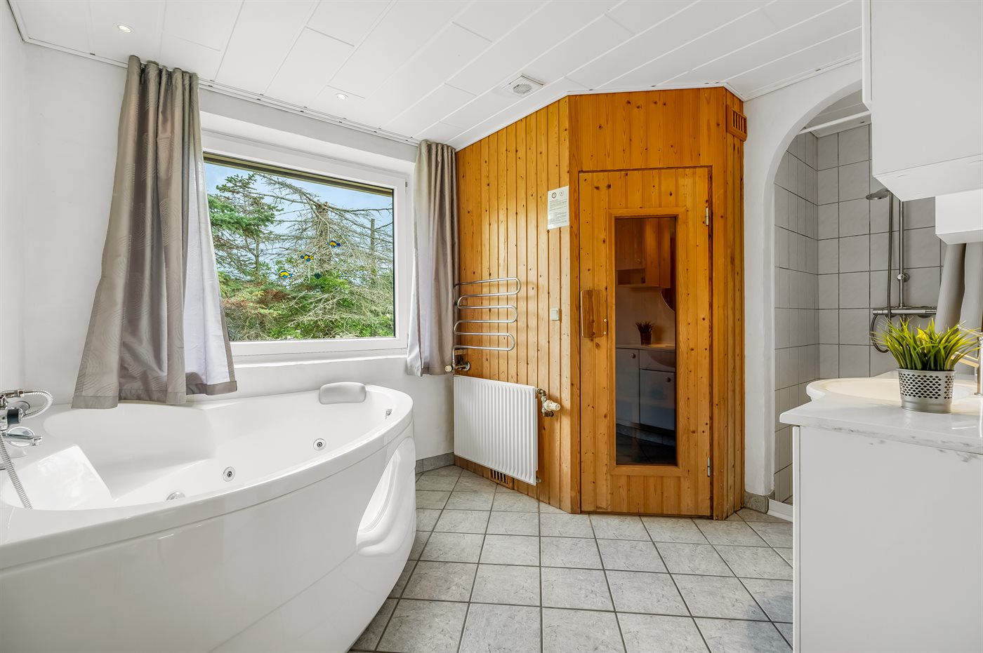 Geräumiges Ferienhaus mit Sauna & großem Garten in Strandnähe - Bild 5