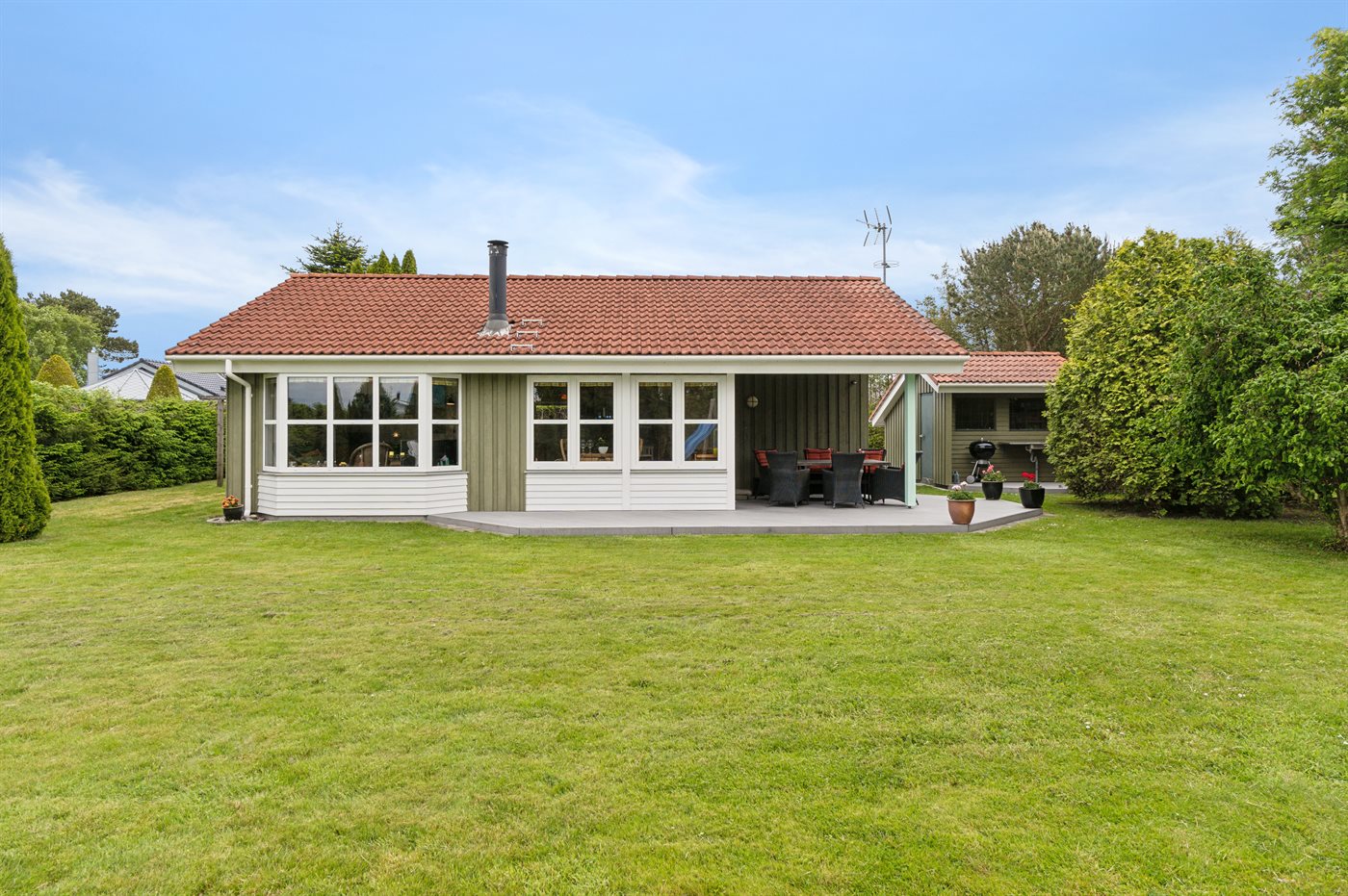 Strandnahes Ferienhaus mit Sauna, Kamin und großem Garten