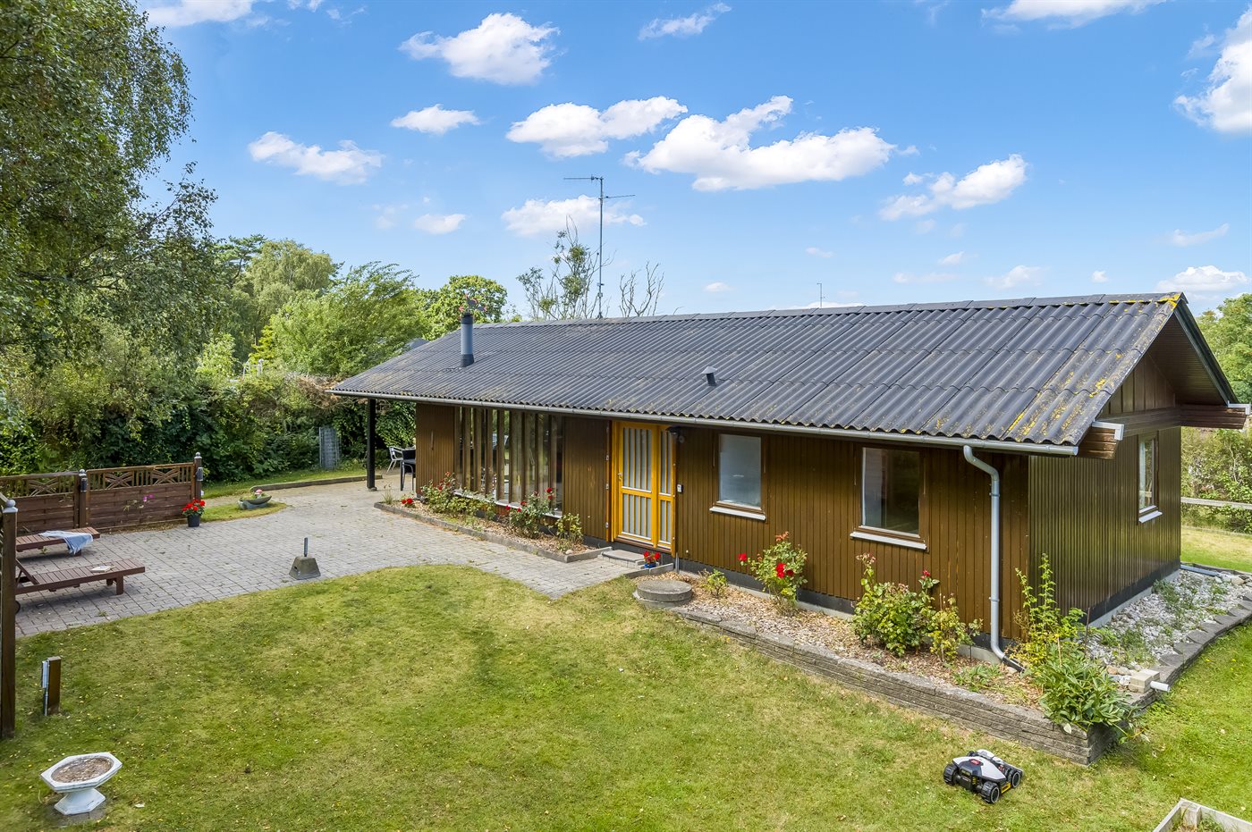 Sonnige Auszeit auf Läsö – Strand, Sauna &amp; Meerblick genießen