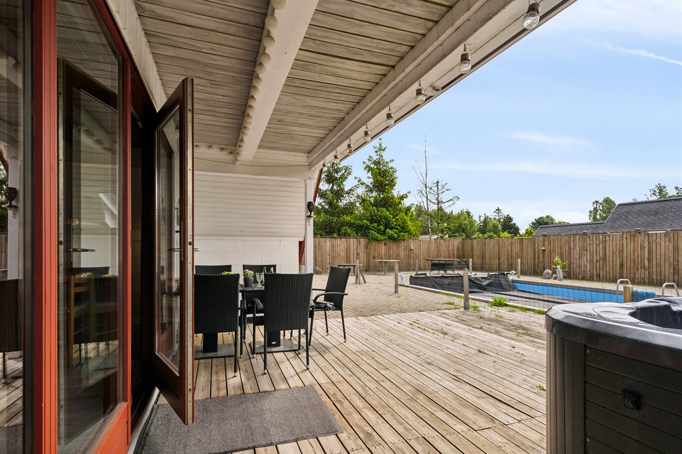 Familienparadies mit Pool und Whirlpool in Glesborg