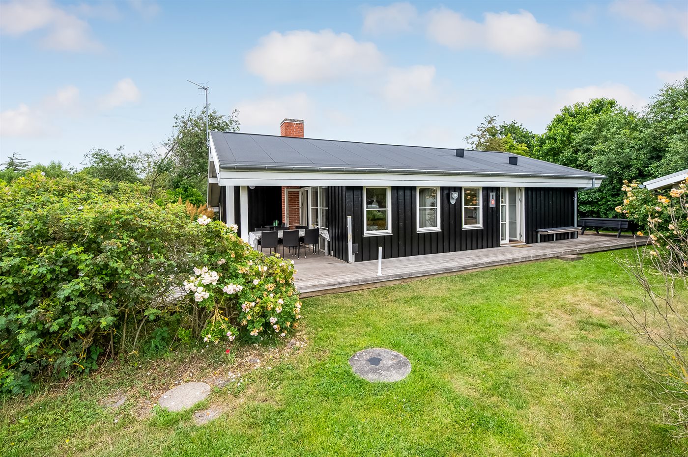 Strandnahes Ferienhaus mit Sauna, Garten und Meerblick