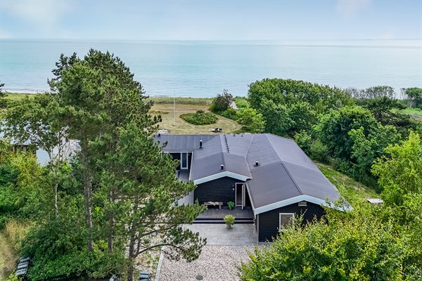 Sommerhus til 16 personer med swimmingpool beliggende i Oeer Strand