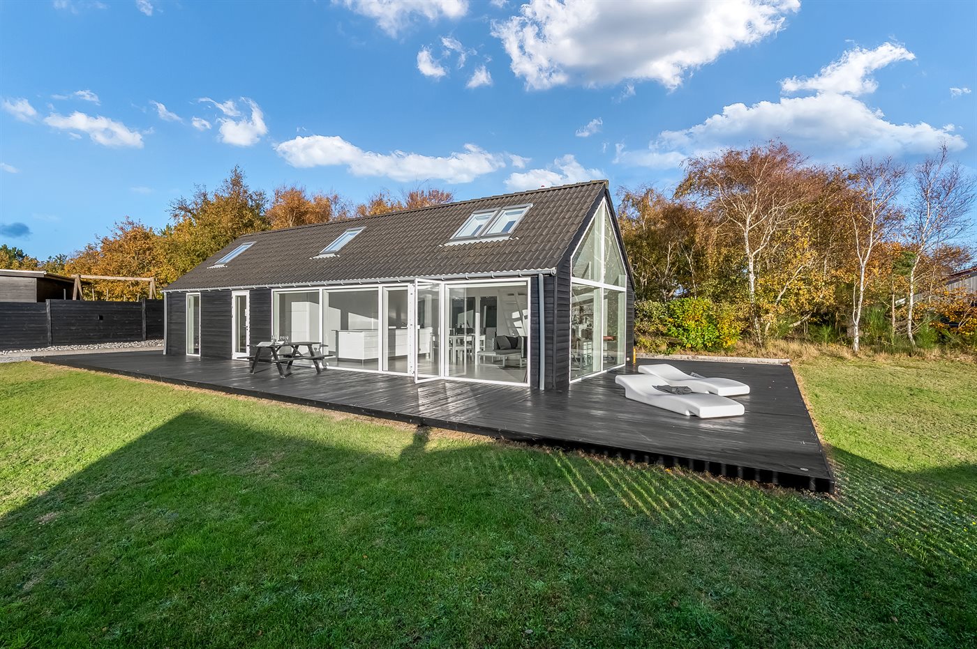 Modernes Ferienhaus mit Meerblick und Whirlpool am Øer Strand