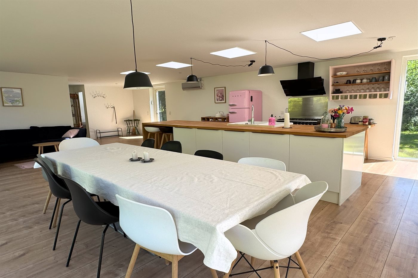 Modernes Aktivhaus mit eigenem See, Sauna & Meerblick - Bild 3