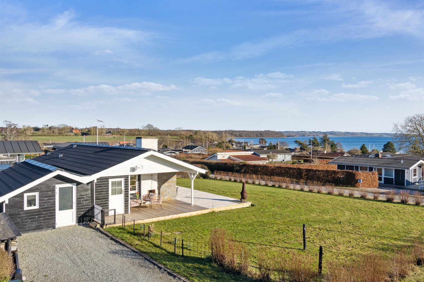 Strandnahes Ferienhaus mit Sauna, Meerblick & großer Terrasse