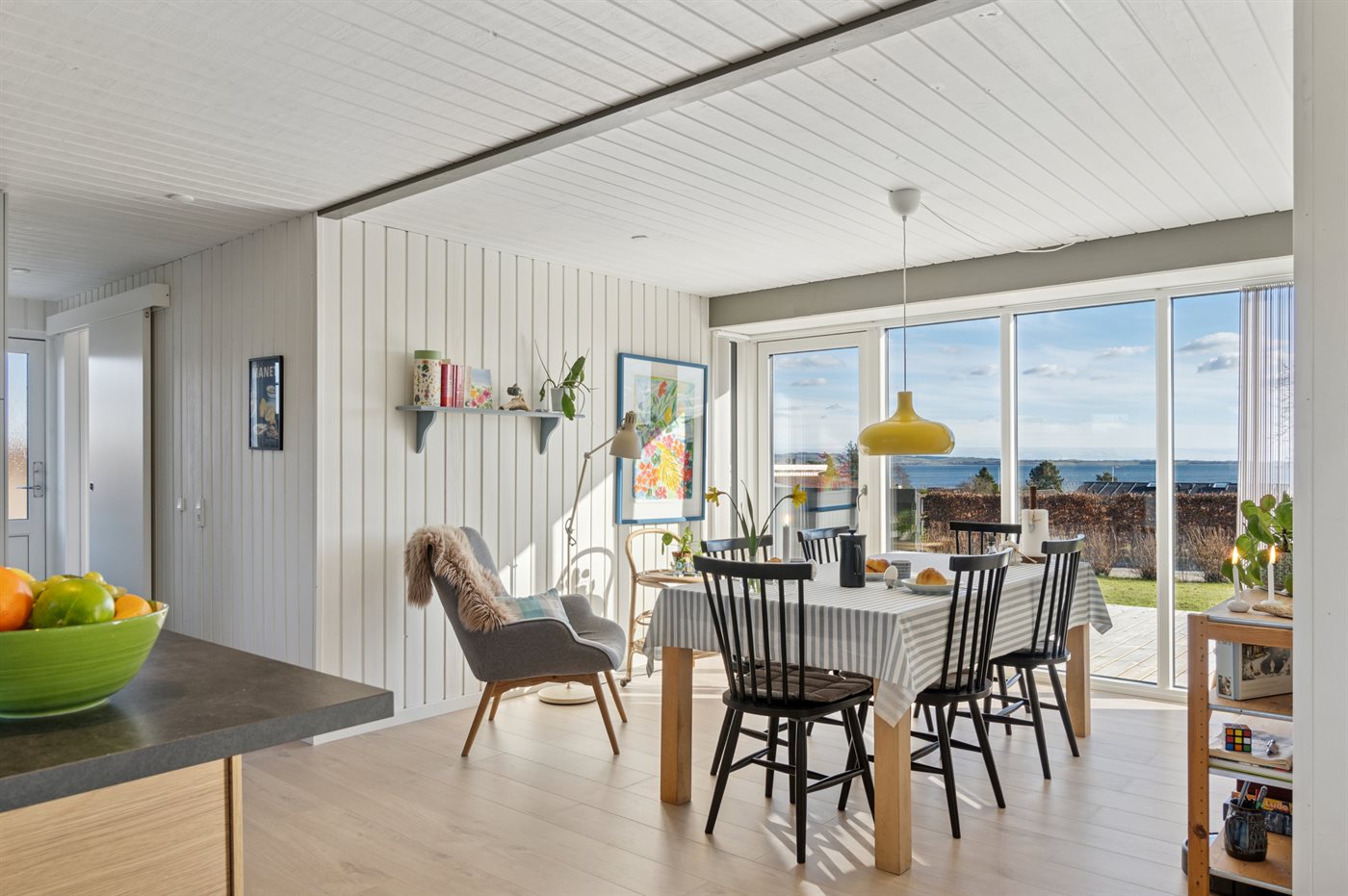 Strandnahes Ferienhaus mit Sauna, Meerblick & großer Terrasse - Bild 3