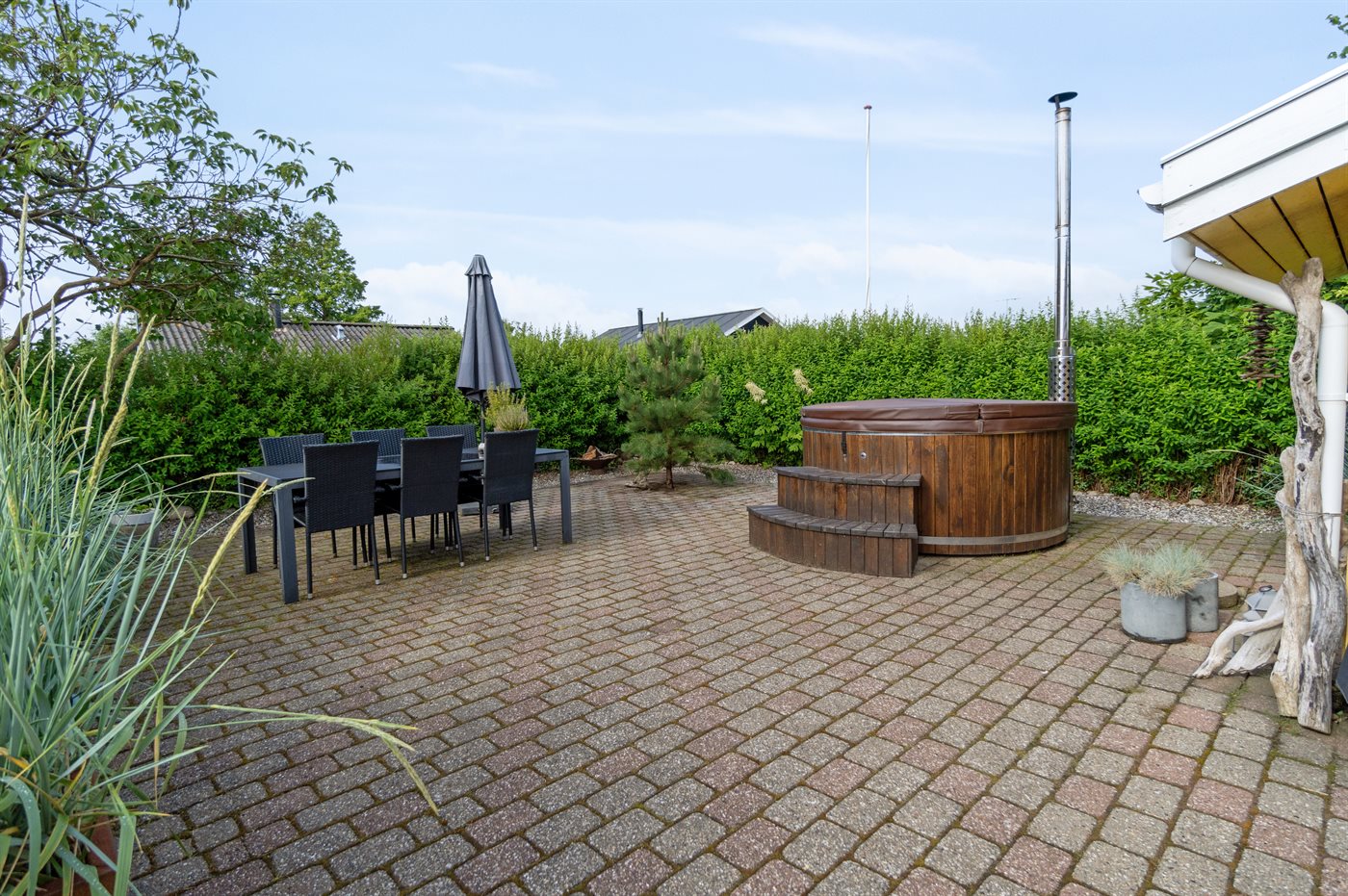 Strandnahes Ferienhaus mit Sauna, Kamin & Hot Tub in Hvidbjerg - Bild 2