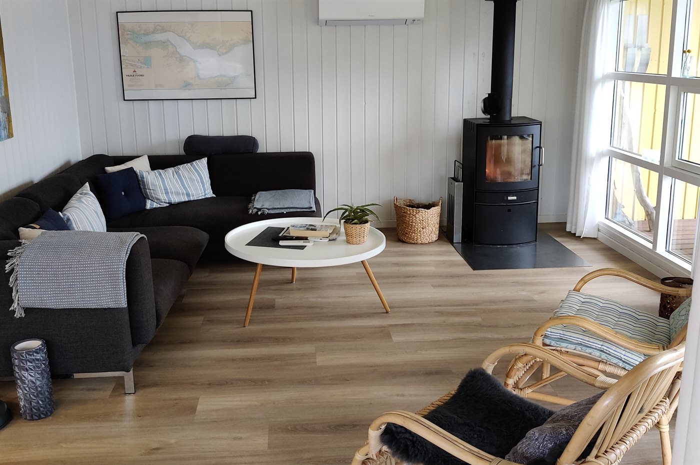 Strandnahes Ferienhaus mit Sauna, Kamin & Hot Tub in Hvidbjerg - Bild 3