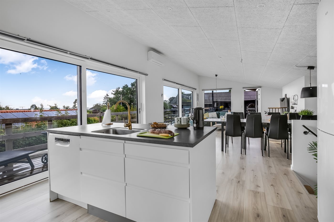 Modernes Ferienhaus mit Meerblick und Sauna am Binderup Strand - Bild 2