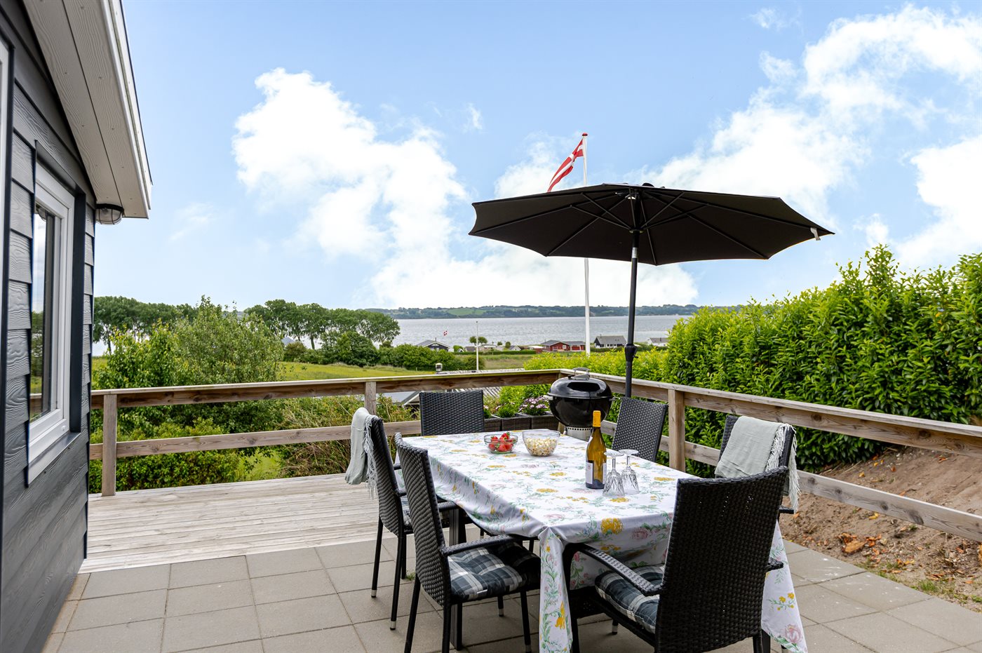 Strandnahes Ferienhaus mit Meerblick und großer Terrasse