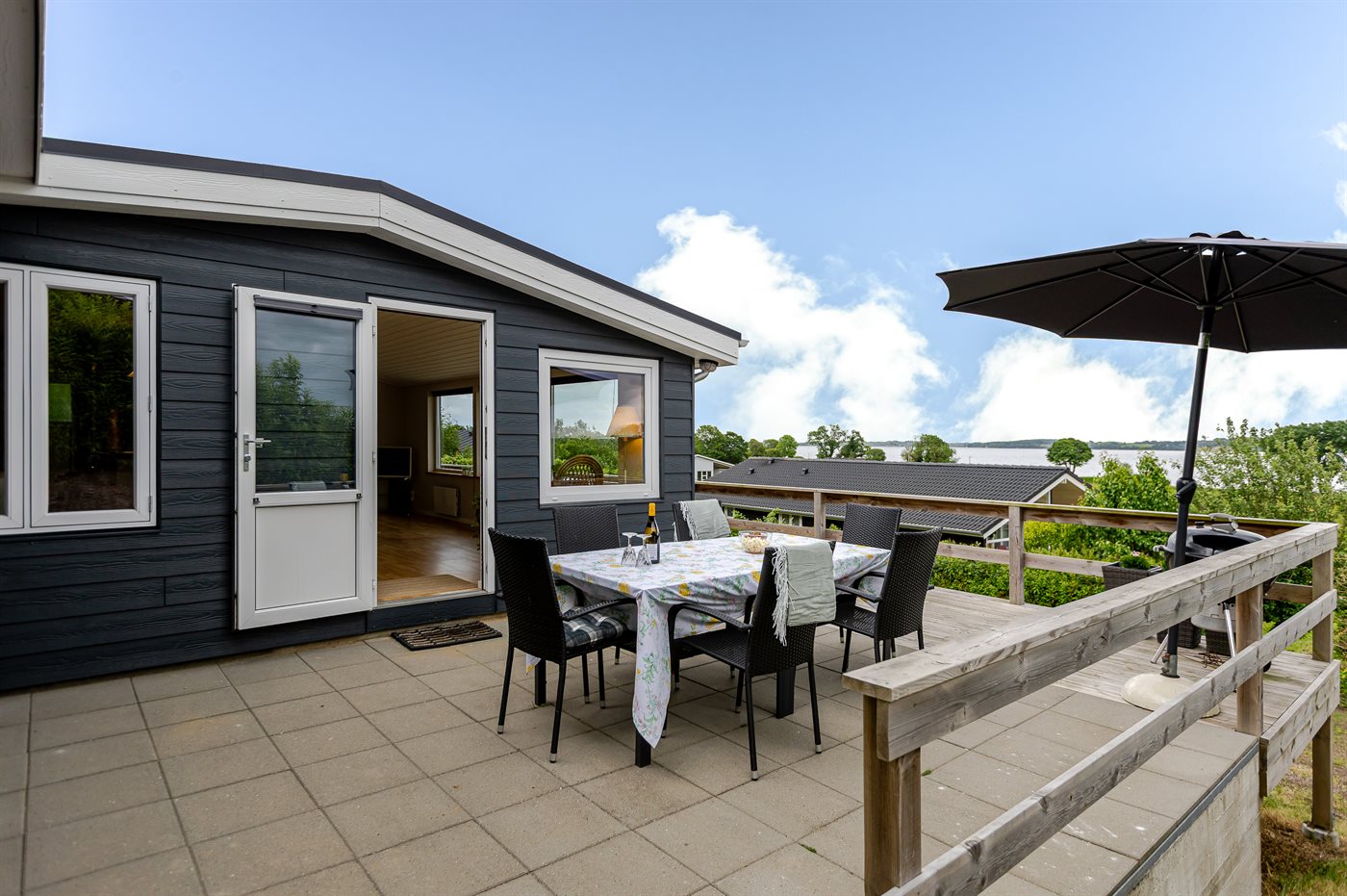 Strandnahes Ferienhaus mit Meerblick und großer Terrasse - Bild 2