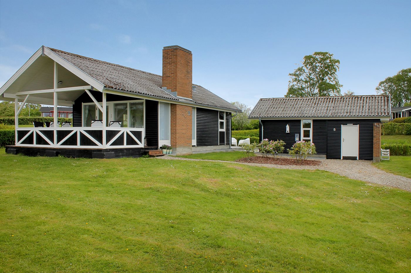 Schöne Sommerhausidylle mit Meerblick in Dänemark