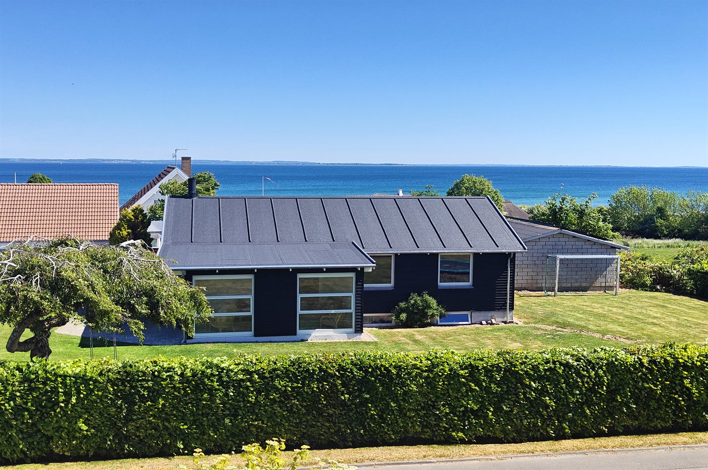 Sommerglück am Lillebælt: Strandhaus mit Sauna und Meerblick