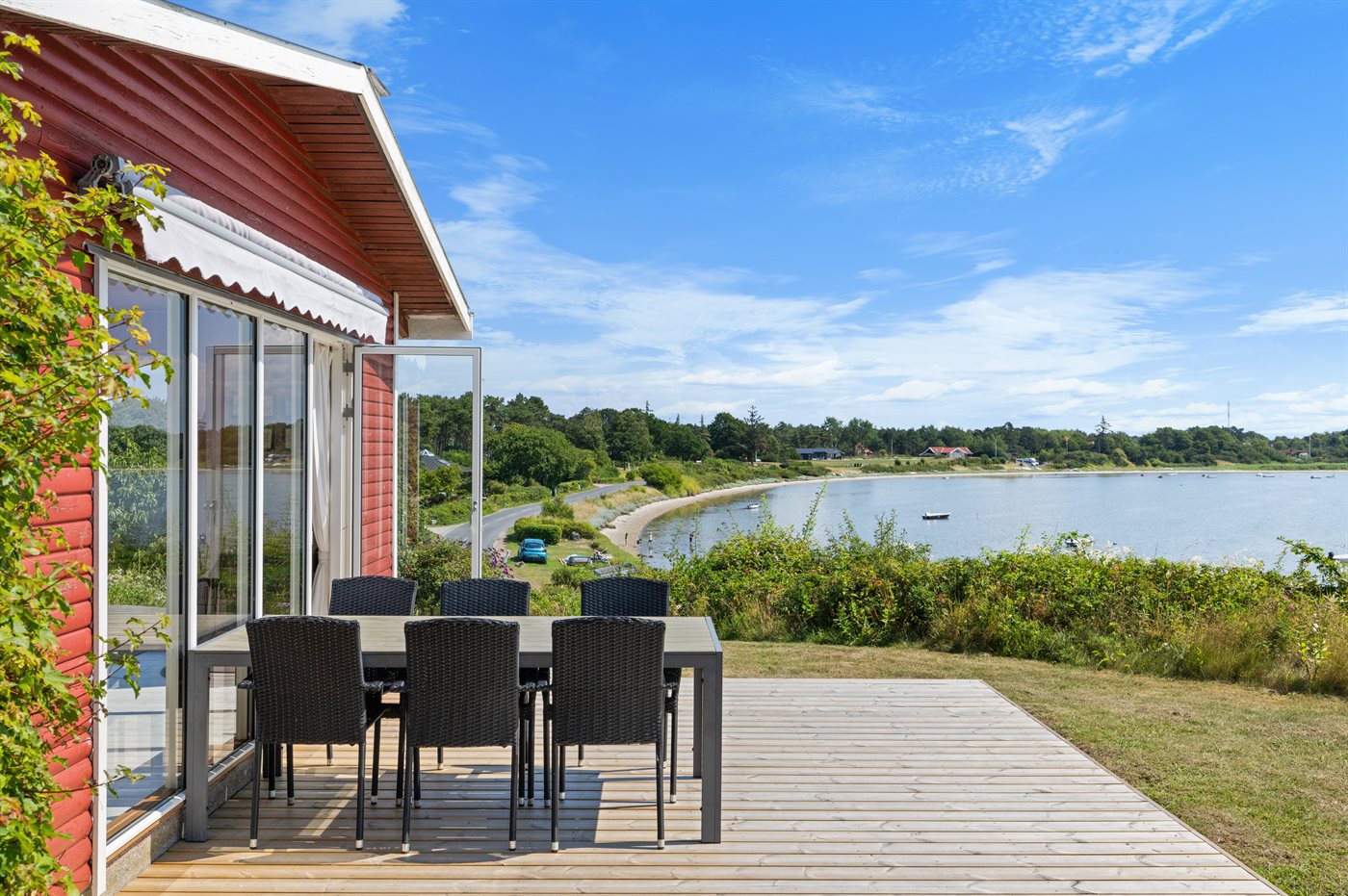 Gemütliches Ferienhaus am Wasser mit Sauna und Meerblick