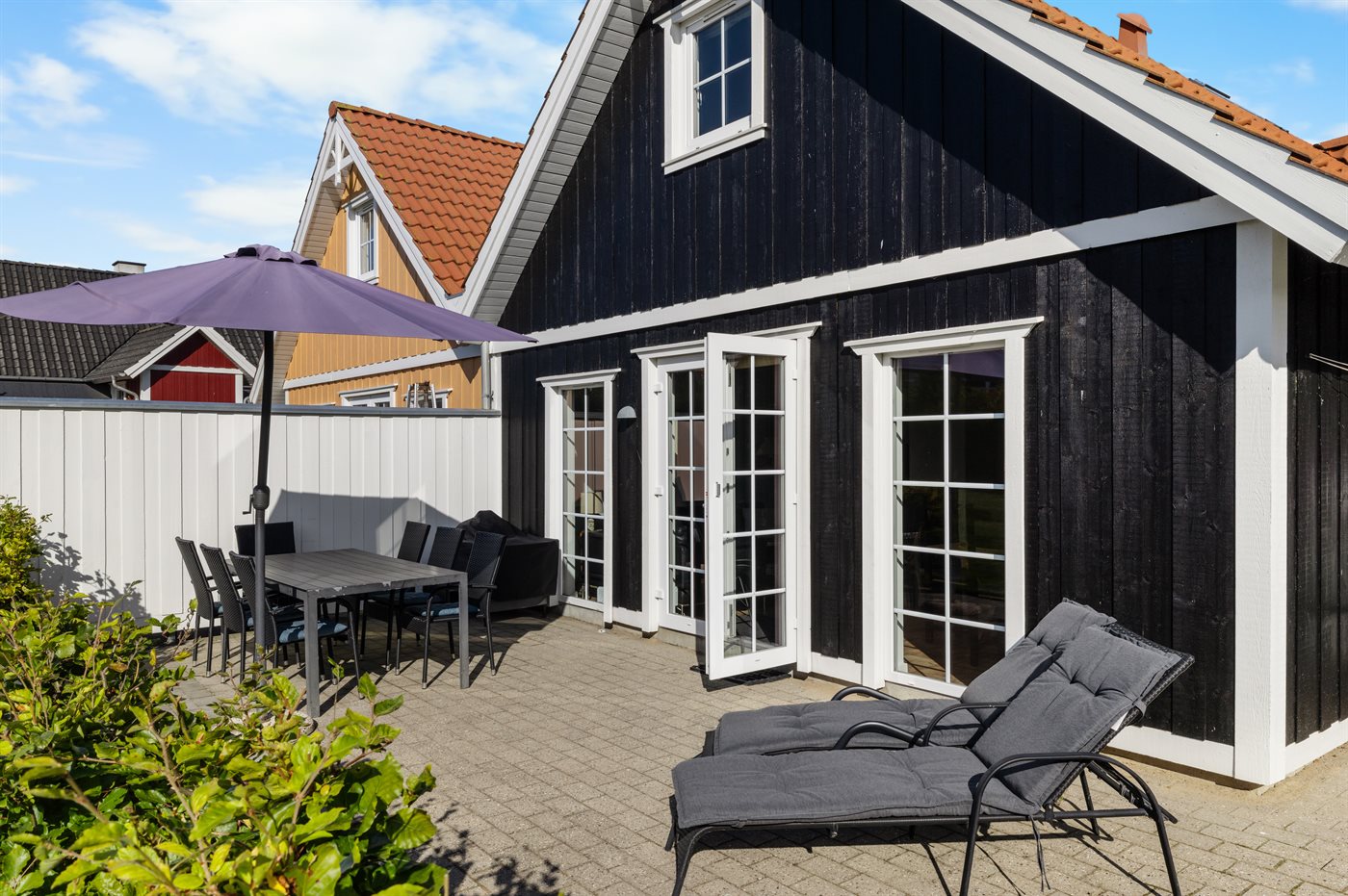 Ferienhaus am Bro Strand mit Meerblick, Sauna &amp; Whirlpool