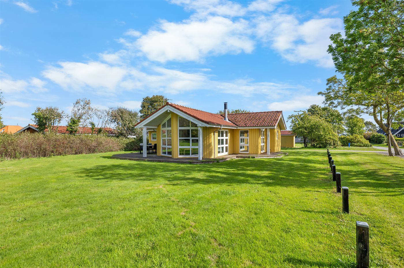 Strandnahes Ferienhaus mit Sauna, Kamin und großem Garten - Bild 2