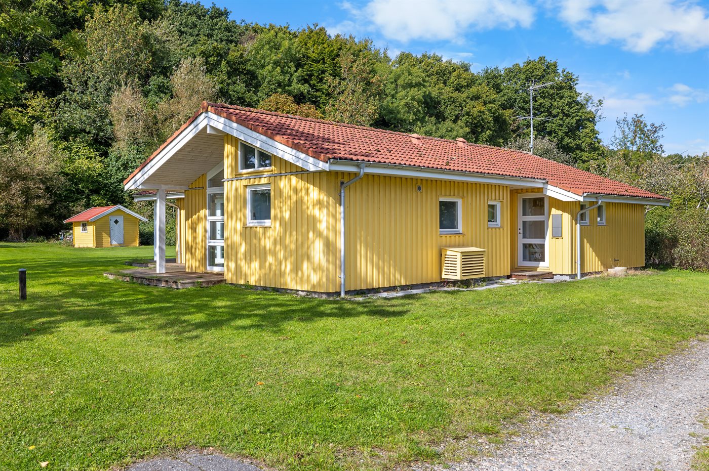 Strandnahes Ferienhaus mit Sauna, Kamin und großem Garten - Bild 3