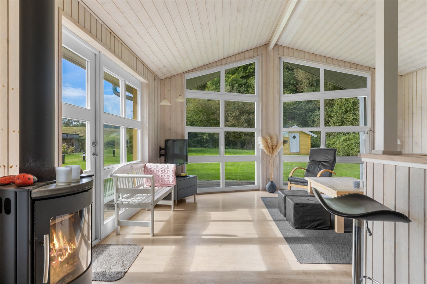 Strandnahes Ferienhaus mit Sauna, Kamin und großem Garten - Bild 4