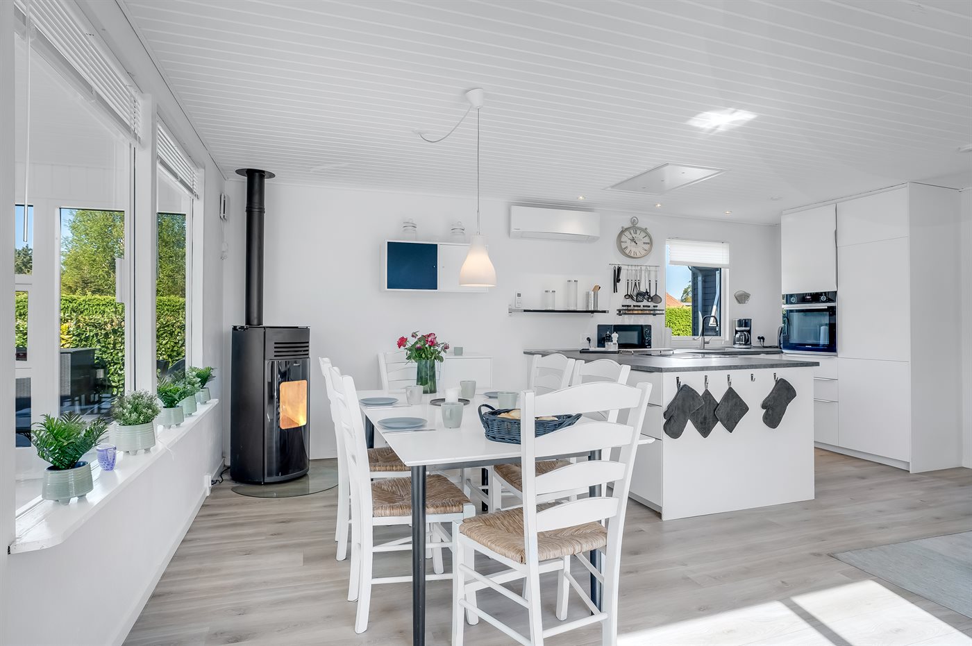 Entspannung pur in modernem Ferienhaus nahe Strand und Natur - Bild 2