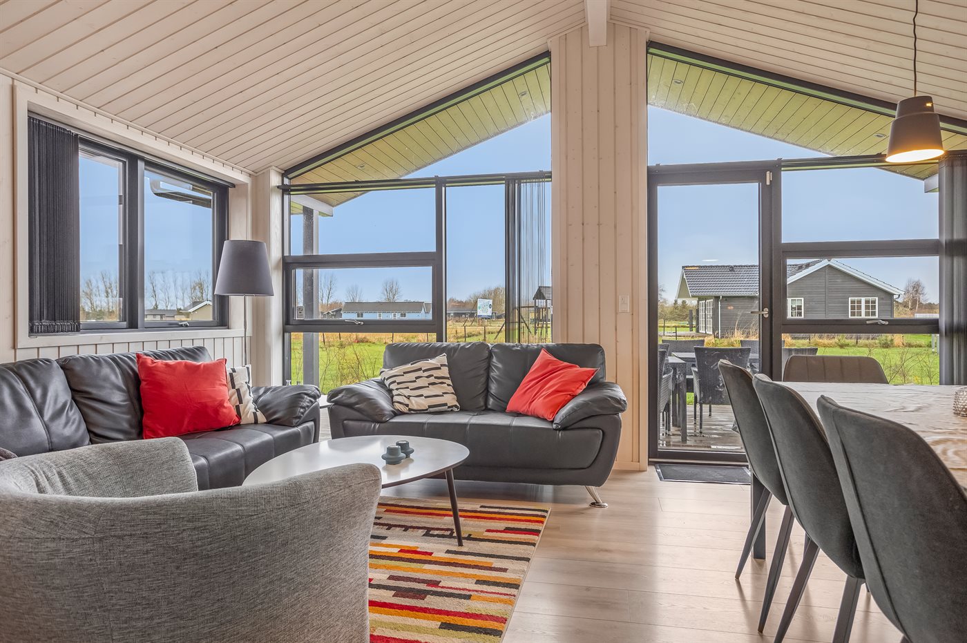 Modernes Ferienhaus mit Whirlpool, Sauna & großem Garten in Marielyst - Bild 3