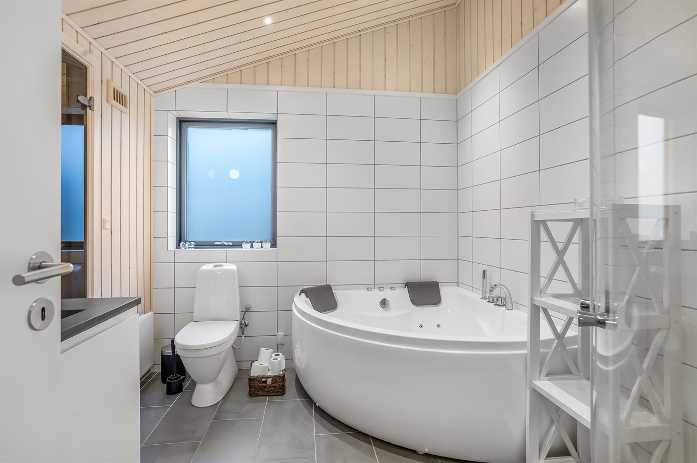 Modernes Ferienhaus mit Whirlpool, Sauna & großem Garten in Marielyst - Bild 5