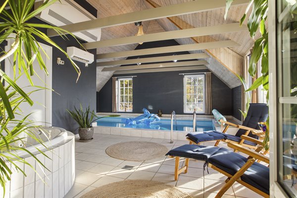 Sommerhus til 12 personer med swimmingpool beliggende i Marielyst