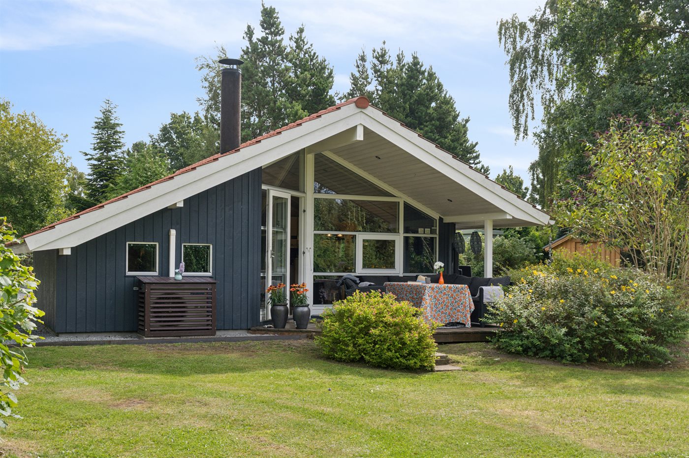 Strandnahes Ferienhaus mit Sauna und großem Garten in Rösnäs