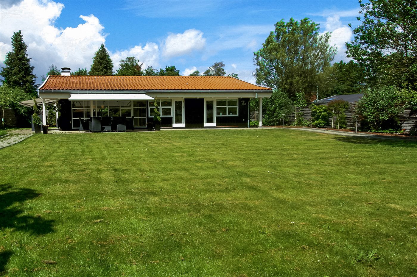 Entspanne im modernen Ferienhaus mit Meerblick in Hornbæk!