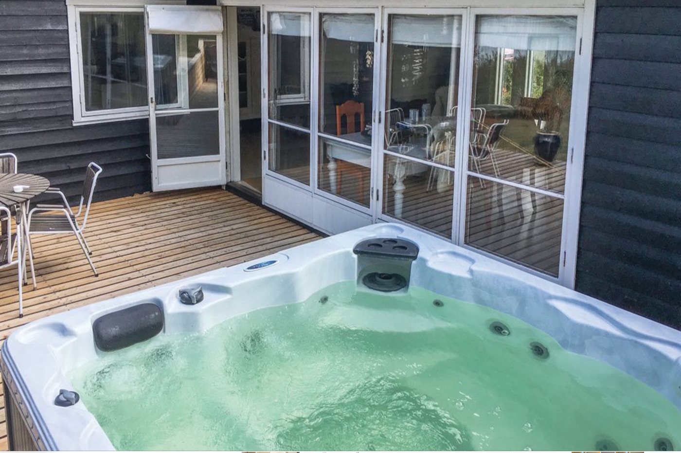 Wellness-Auszeit mit Whirlpool und Kamin nah am Strand
