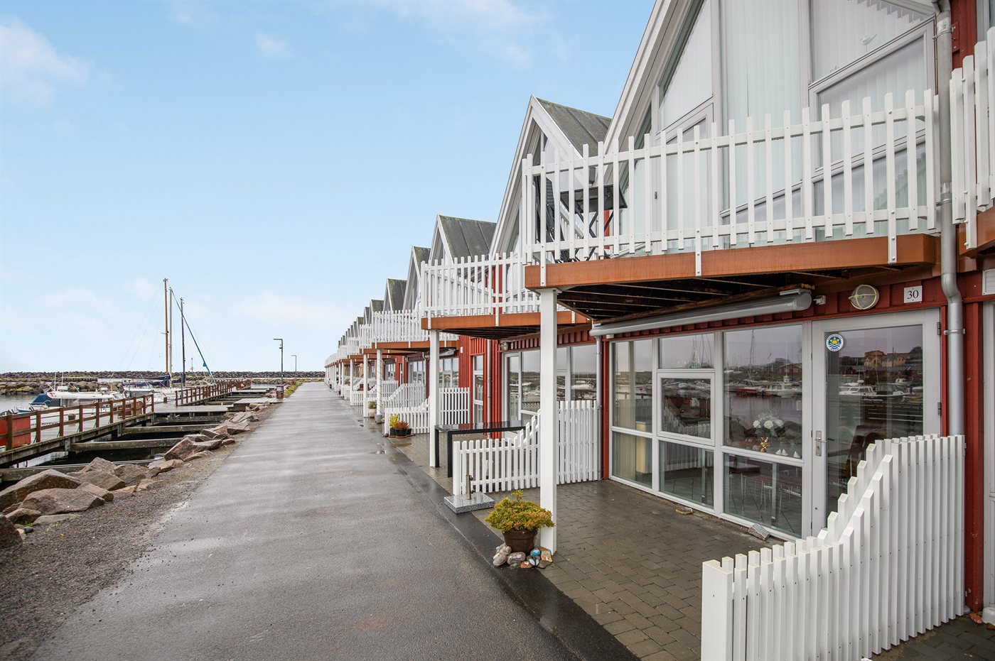 Dein Traumferienhaus am Hafen von Hasle – Meerblick inklusive!