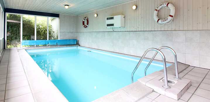Swimmingpool i et dansk sommerhus