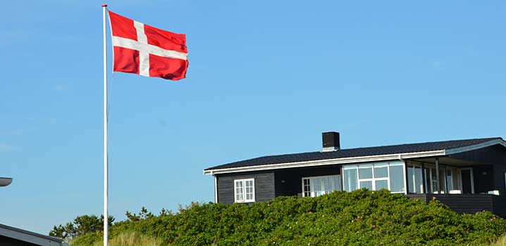 Det danske flagget foran feriehuset