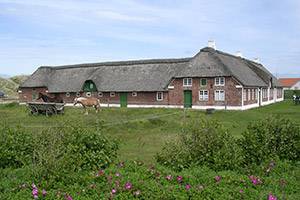 Följ med in i Abelines Gård, där tiden stått stilla Fasaden på Abelines Gård