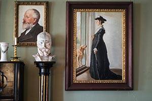 Anna und Michael Anchers Haus stellt Malereien und Inventar aus Ausschnitt der Ausstellung mit Skizzen und Malereien