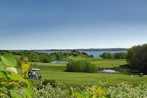 Utsikten är vacker från golfbanan ut över Flensborg Fjord Utsikt över landskap och fjord