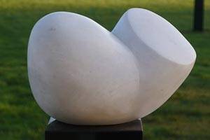 Hartes Material und weiche Formen Figur aus weißem Marmor