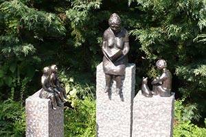 Skulptur 'Großmutter liest Märchen vor' Skulptur aus Granit und Bronze